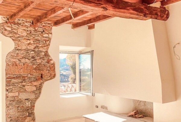 PROPRIETÀ ESCLUSIVA CON VISTA SULLA ROCCA DI ANGERA E OLTRE 2 ETTARI DI TERRENO PRIVATO