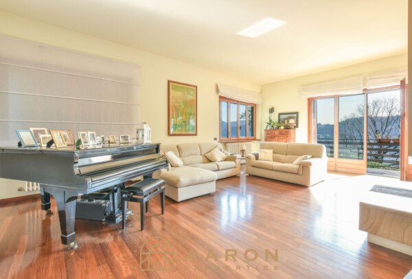 PANORAMIC VILLA OVERLOOKING LAKE MAGGIORE IN LAVENO-MOMBELLO