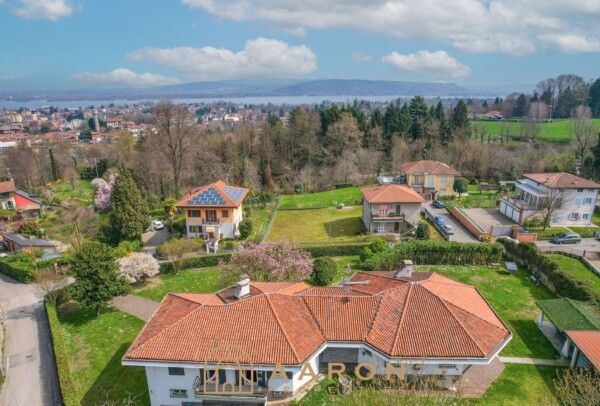 VILLA RISTRUTTURATA AD ARONA: COMFORT MODERNO E TRANQUILLITÀ A DUE PASSI DAL LAGO