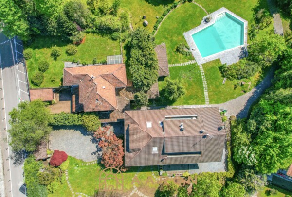 VILLA VITTORIA: RESIDENZA STORICA SUL LAGO MAGGIORE CON PARCO SECOLARE E PISCINA