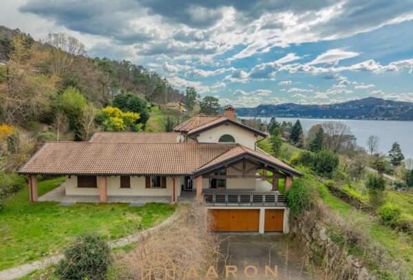 VILLA PANORAMICA CON VIGNETO A RANCO: DESIGN UNICO E VISTA A 180° SUL LAGO MAGGIORE