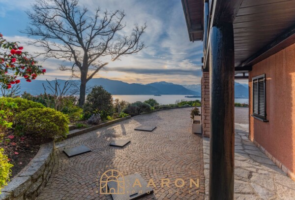 VILLA PIEDS DANS L’EAU A ISPRA – RESIDENZA ESCLUSIVA SUL LAGO MAGGIORE